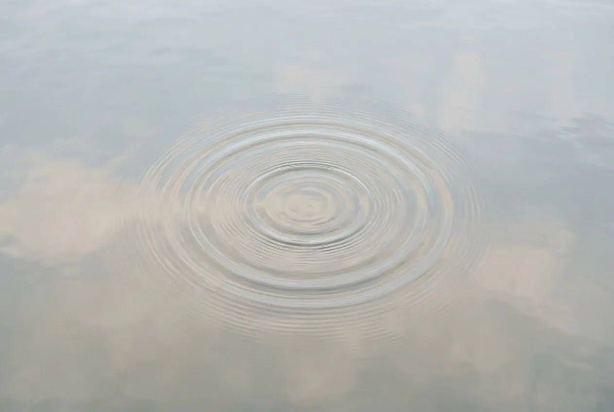 Ondulations concentriques sur une surface d’eau calme, symbolisant la libération des blocages émotionnels comment s'en libérer et l’apaisement intérieur.